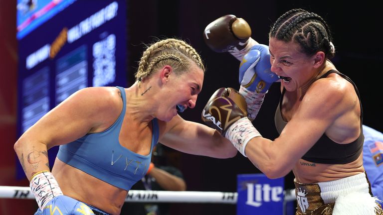 Mikaela Mayer vs Sandy Ryan (Photos: Mikey Williams/Top Rank)