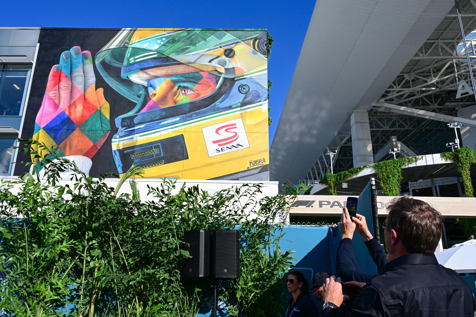 Mural do piloto brasileiro Ayrton Senna, do artista brasileiro Eduardo Kobra, é inaugurado antes do Grande Prêmio de Fórmula 1. — Foto: GIORGIO VIERA / AFP
