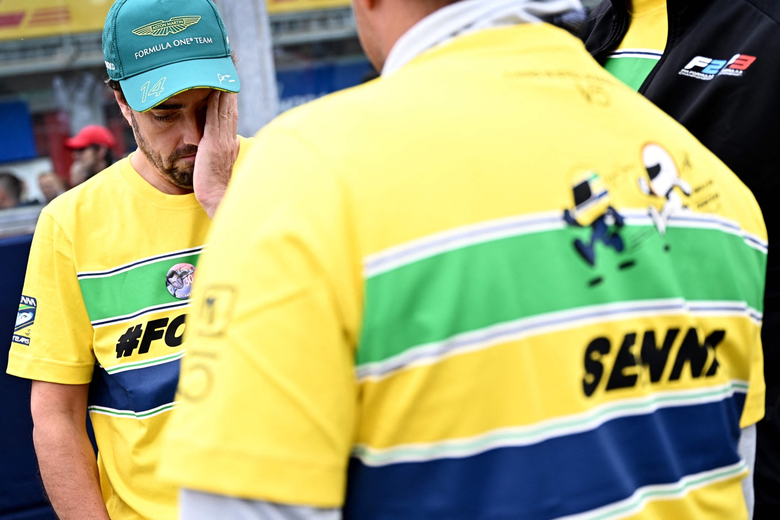 O piloto espanhol da Aston Martin, Fernando Alonso, chega para prestar homenagem ao falecido piloto brasileiro de Fórmula 1 Ayrton Senna no Autódromo Internacional Enzo e Dino Ferrari em Imola, Itália, antes do Grande Prêmio de Fórmula 1 da Emilia Romagna. — Foto: GABRIEL BOUYS/AFP