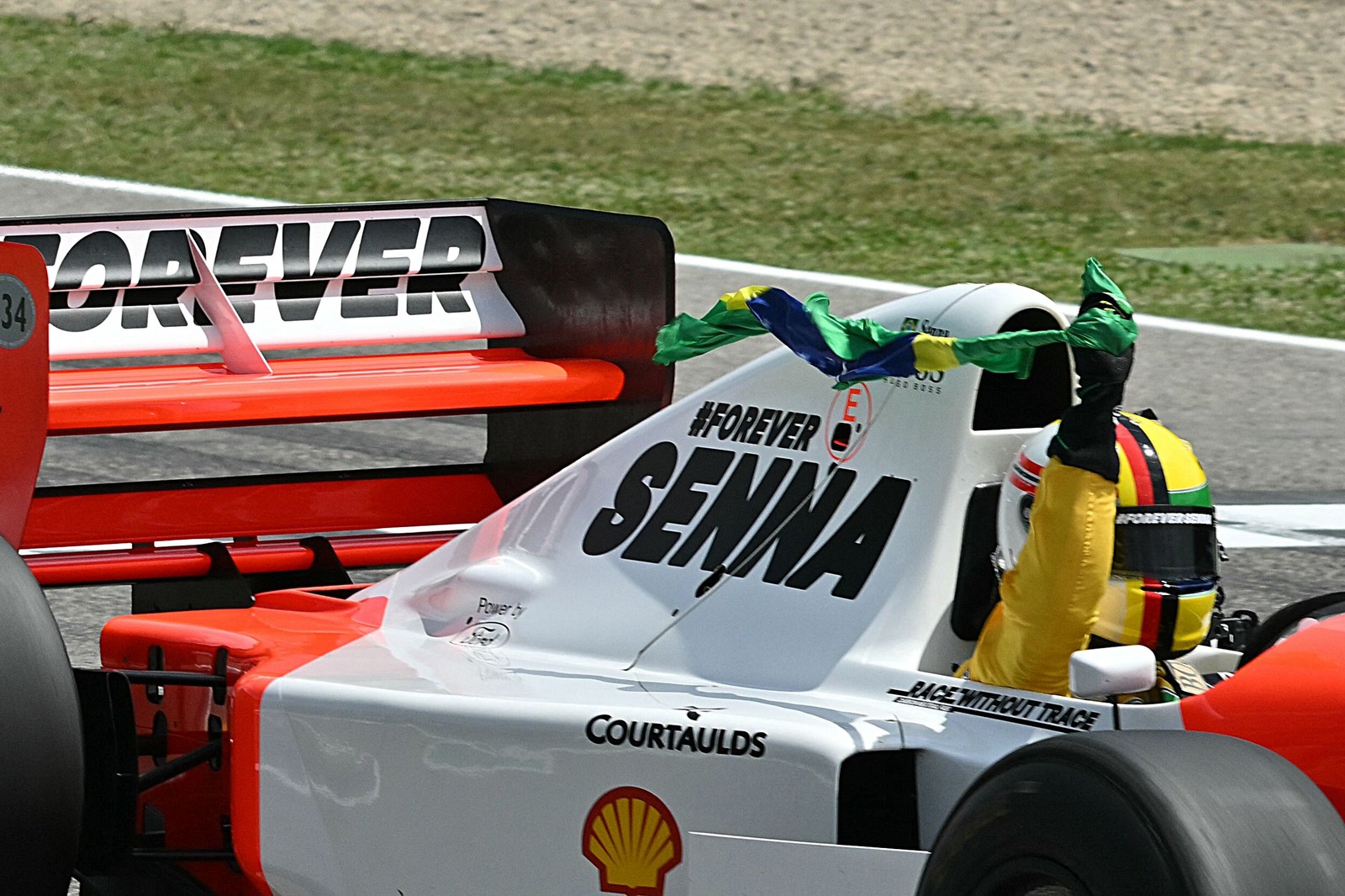 O tetracampeão mundial Sebastian Vettel fez exibição com a última Mclaren de Ayrton Senna — Foto: Andrej Isakovic/AFP