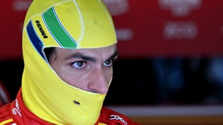 O piloto espanhol da Ferrari, Carlos Sainz, se prepara para a corrida usando uma balaclava com as cores da bandeira do Brasil para homenagear o falecido piloto brasileiro Ayrton Senna, nos boxes antes do Grande Prêmio de Fórmula 1 da Emilia Romagna, no Autódromo Enzo e Dino Ferrari em Imola — Foto: ANDREJ ISAKOVIC / AFP