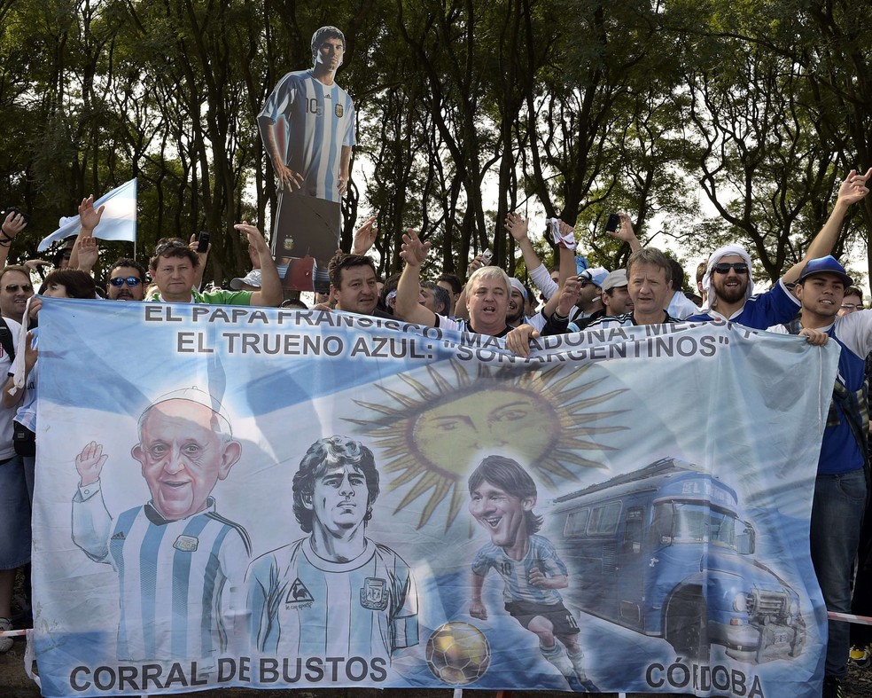 Torcedores argentinos levaram bandeirão com imagens do Papa Francisco, Messi e Maradona na Copa de 2014 — Foto: Juan Mambromata/AFP