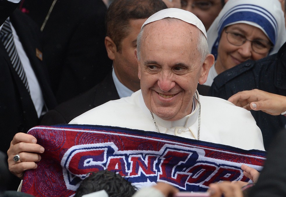 Papa Francisco com o cachecol do San Lorenzo, seu time de coração, durante visita à favela no Rio em 2013 — Foto: AFP PHOTO / YASUYOSHI CHIBA