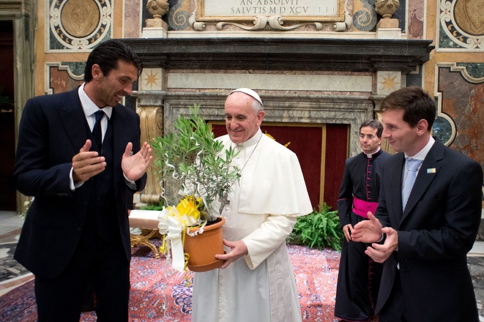 Papa Francisco recebeu Buffon e Messi no Vaticano em 2013 — Foto: AFP PHOTO/ OSSERVATORE ROMANO