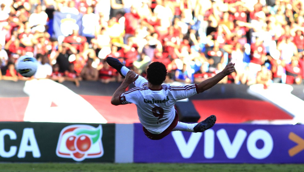 Fred marca de voleio o gol da vitória do Fluminense sobre o Flamengo, pelo Brasileiro, no Nilton Santos — Foto: Nelson Perez / Fluminense / divulgação