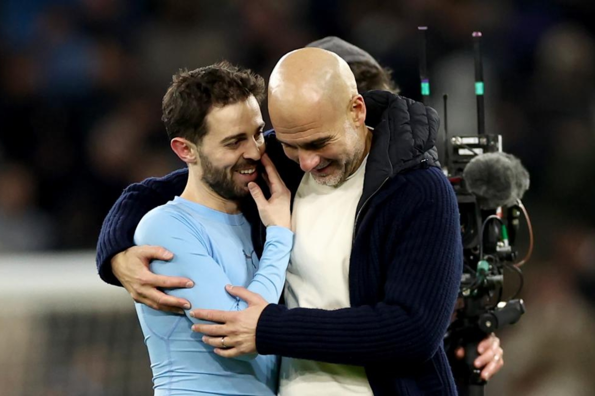 Pep Guardiola celebra la clasificación junto a Bernardo Silva.