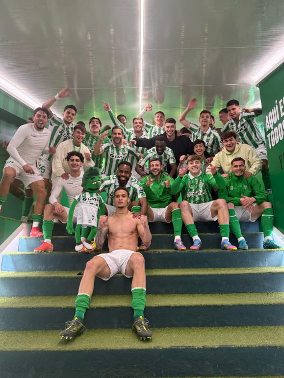 Celebración de la plantilla del Betis en el derbi