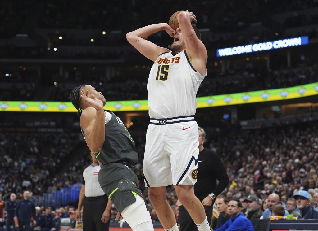 Nikola Jokic recibe falta de Jaylen Clark cuando intentaba lanzar a canasta.