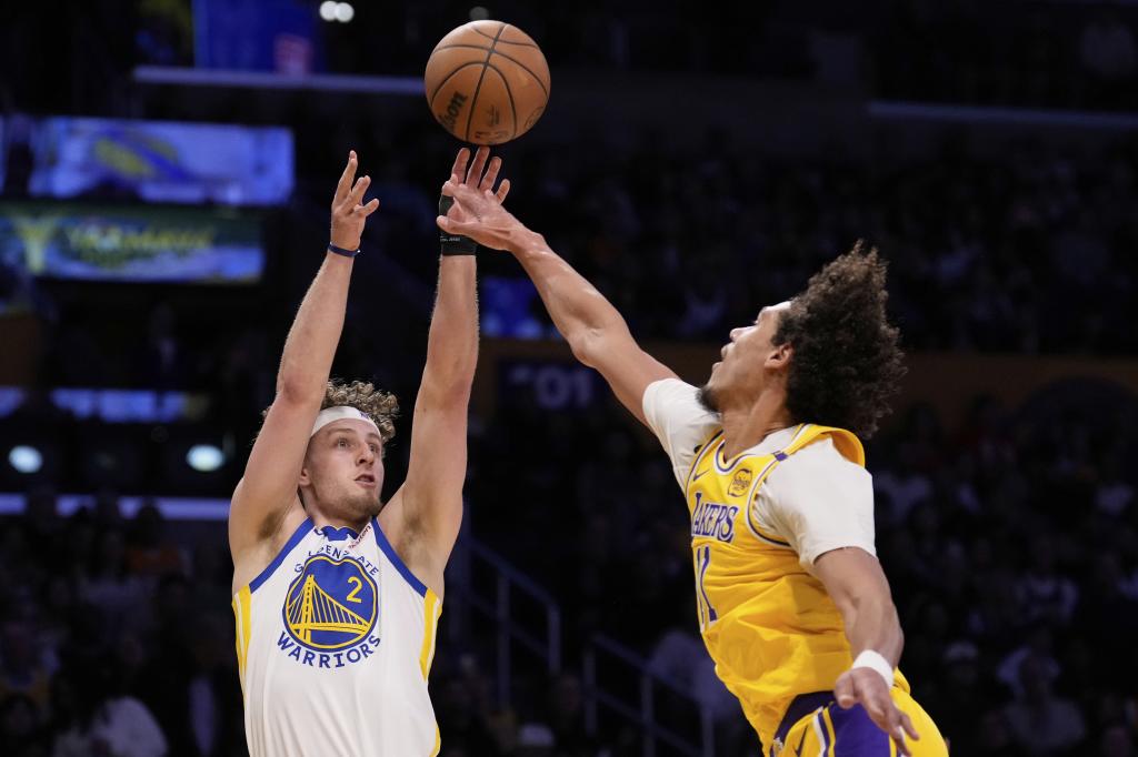 Brandin Podziemski lanza a canasta delante de Jaxson Hayes.