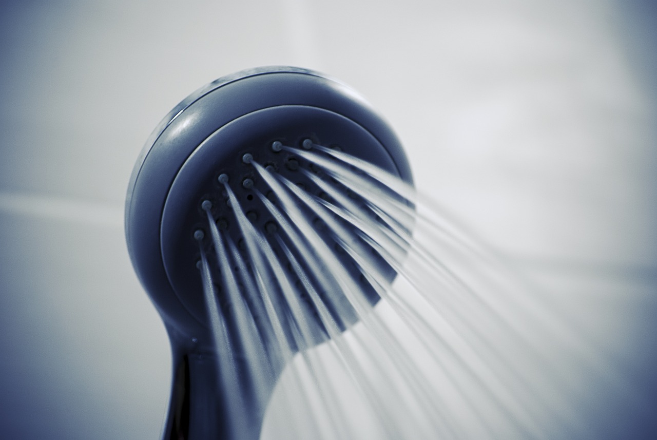 El experto recomienda ducharse solo con agua