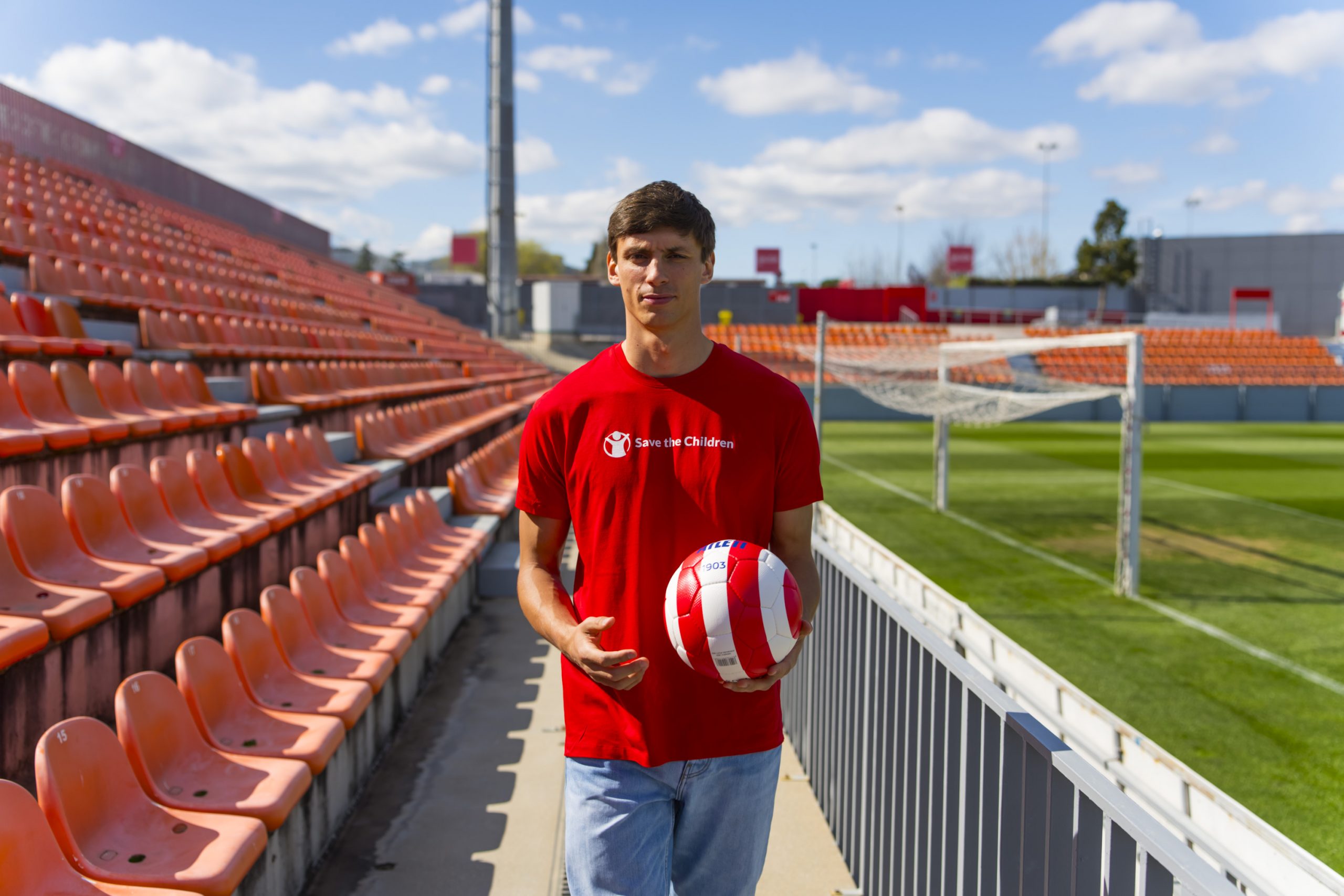 El jugador del Atletico de Madrid Robin Le Normand durante una sesión de fotos al ser el nuevo embajador de Save The Children Angel Navarrete/Save The Children