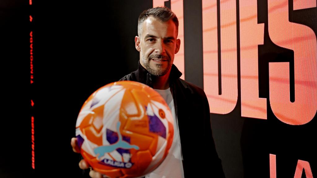 Negredo, con el nuevo balón de LaLiga.