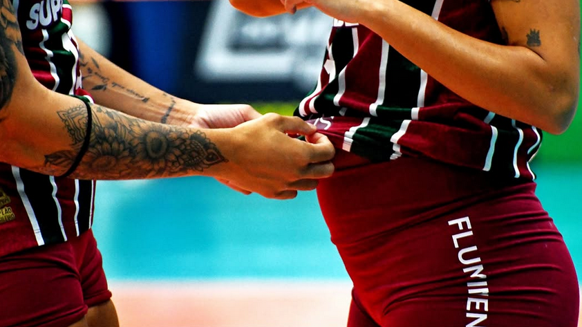 Priscila Heldes juega un partido de voleibol profesional embarazada de casi seis meses