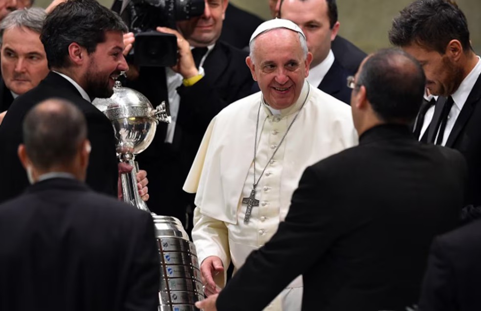 Papa Francisco recebeu a taça da Libertadores conquistada pelo San Lorenzo em 2014 — Foto: Divulgação/Osservatore Romano