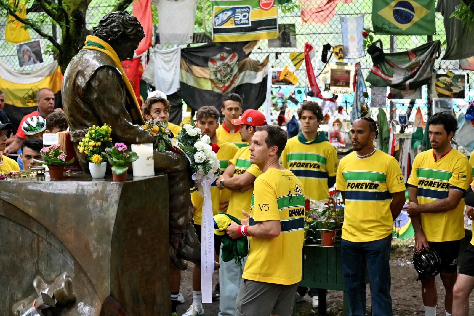 Pilotos de Fórmula 1 prestam homenagem ao falecido piloto brasileiro de Fórmula 1 Ayrton Senna na curva Tamburello no Autódromo Internacional Enzo e Dino Ferrari, em Ímola, Itália, antes do Grande Prêmio de Fórmula 1 da Emilia Romagna. — Foto: ANDREJ ISAKOVIC/AFP