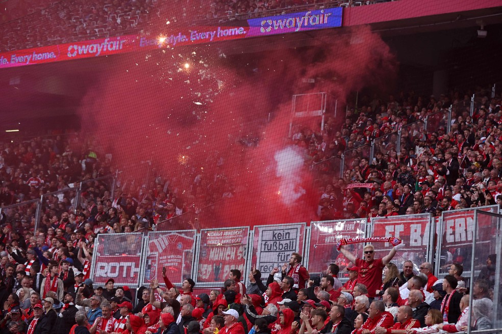 Torcedores do Bayern de Munique em Leipzig — Foto: Ronny HARTMANN / AFP