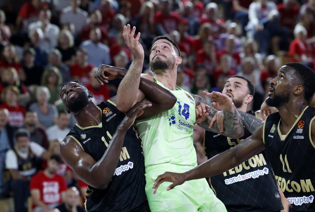 Willy Hernangómez, rodeado por Mam Jaiteh, Mike James y Alpha Diallo.