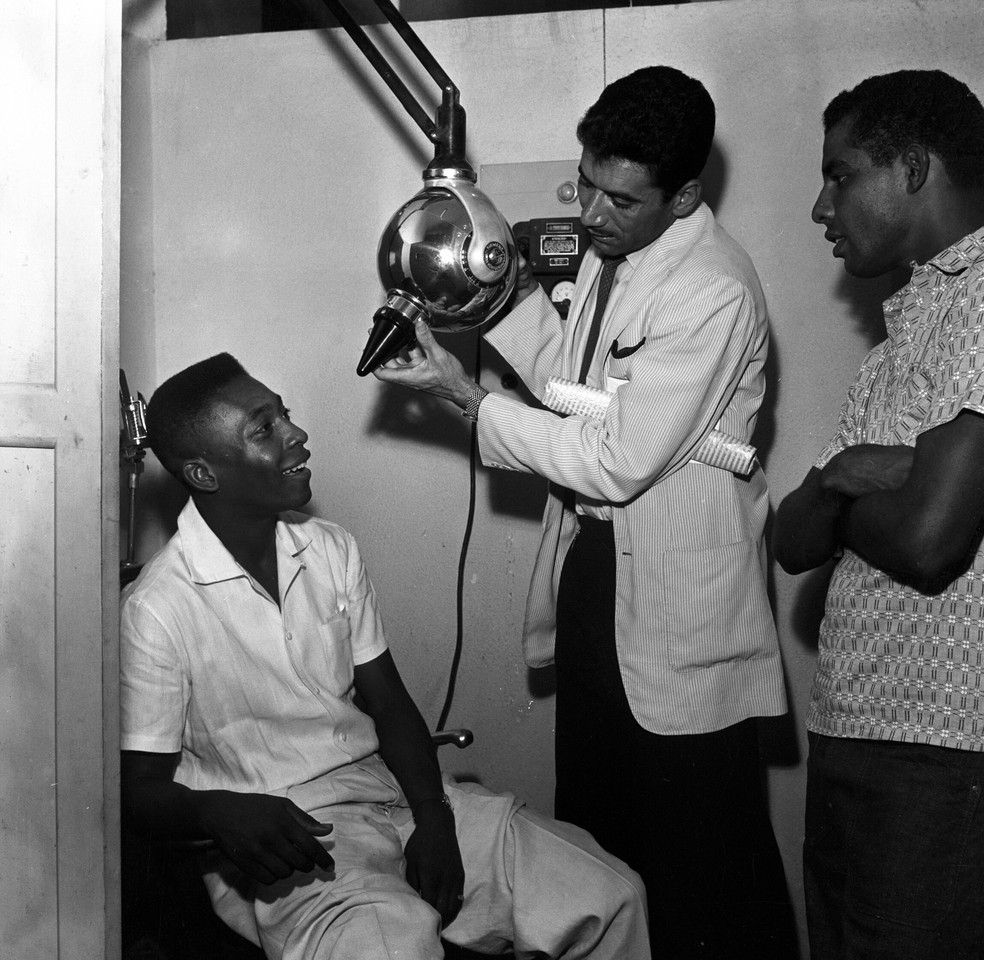 Pelé sendo 'examinado' por Nilton Santos durante a Copa do Mundo de 1958, na Suécia — Foto: Arquivo / O Globo