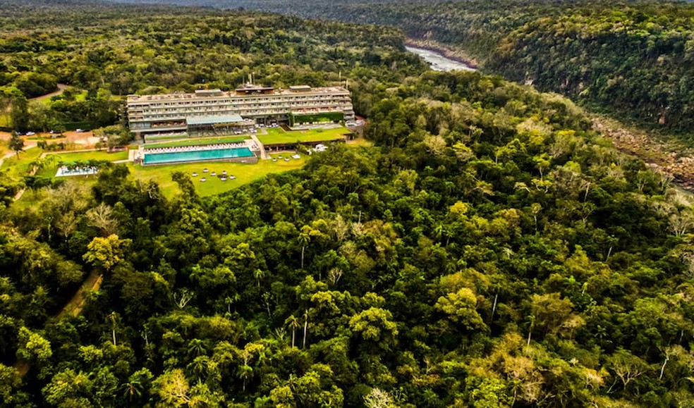 O hotel Gran Meliá Iguazú está localizado dentro do parque nacional e tem vista para as cataratas — Foto: Reprodução