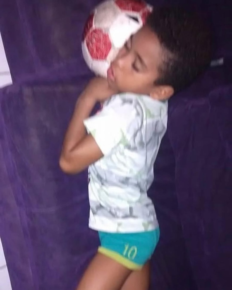 Joshua, do Flamengo, dormindo com a bola, quando criança: paixão pelo futebol desde cedo — Foto: Arquivo pessoal