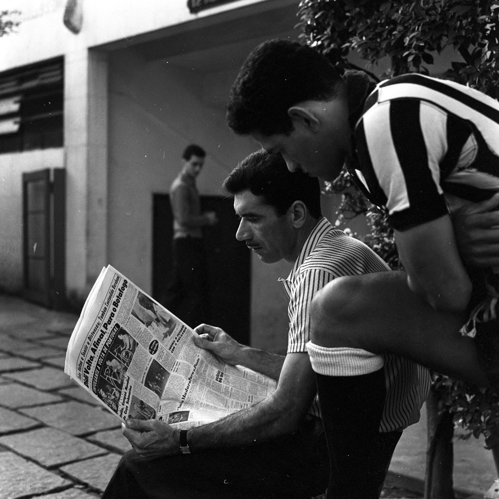 Nilton Santos lendo O GLOBO, com Garrincha ao lado, em 1960 — Foto: Arquivo / O Globo