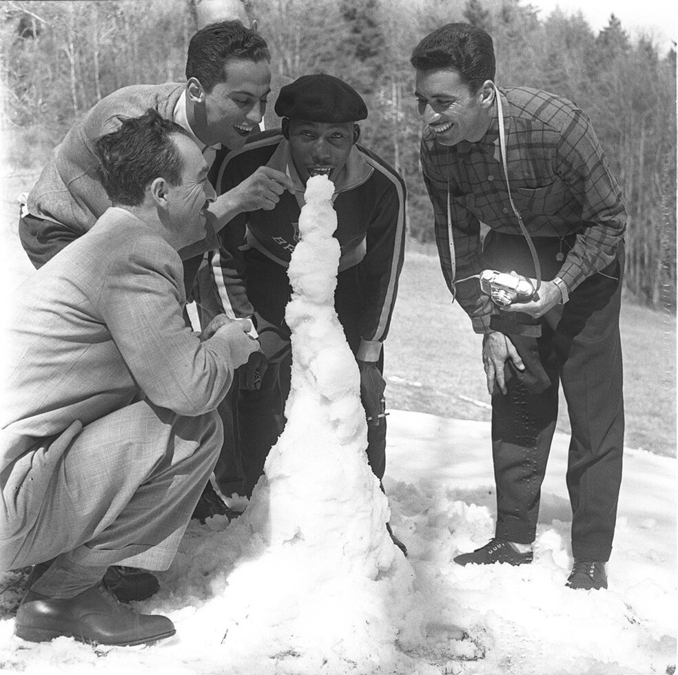Nilton Santos e companhia brincando na neve em 1956, durante viagem à Suíça — Foto: Arquivo / O Globo
