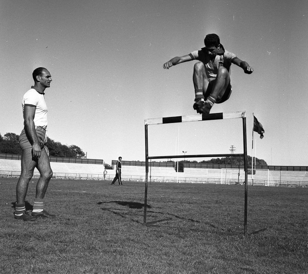 Salto de Nilton Santos durante treino em 1958 — Foto: Arquivo / O Globo
