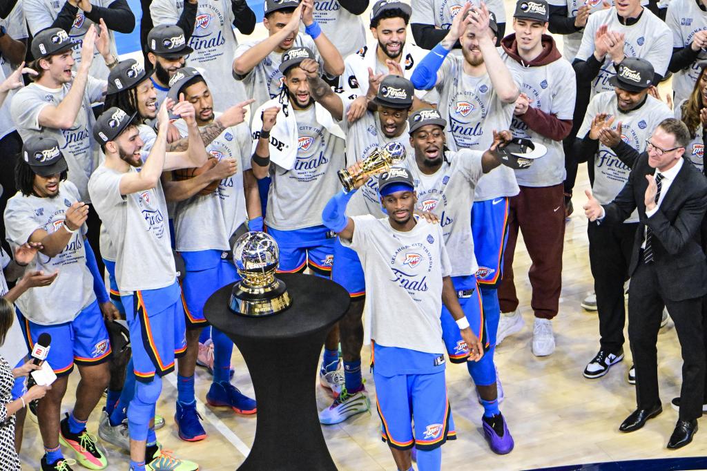 Shai Gilgeous-Alexander celebra con sus compañeros la victoria en la final del Oeste.