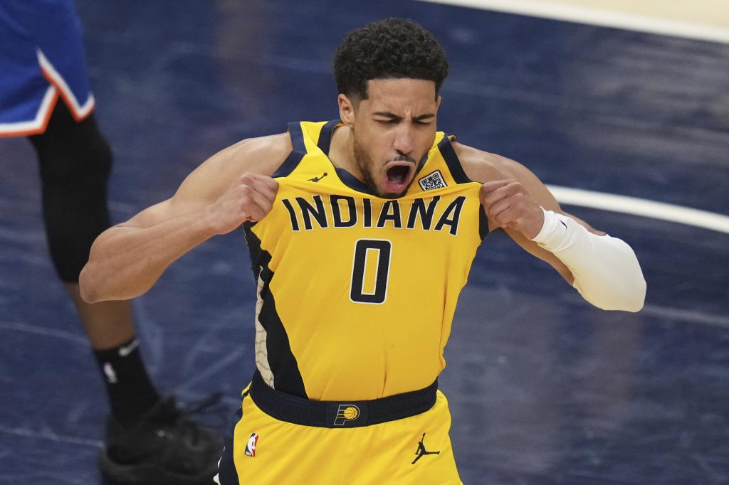 Tyrese Haliburton, base de los Pacers, celebra una canasta ante los Knicks.