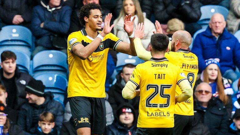 Tete Yengi celebrates scoring to make it 1-1 